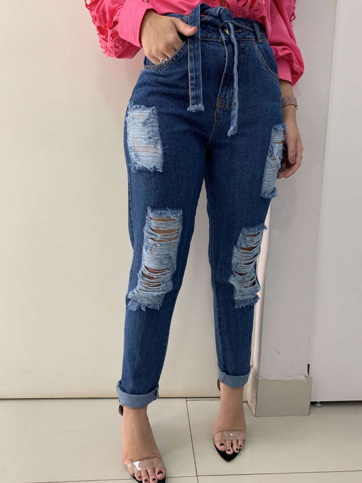 Calça Mom Jeans Premium Destroyed com Cinto Clara