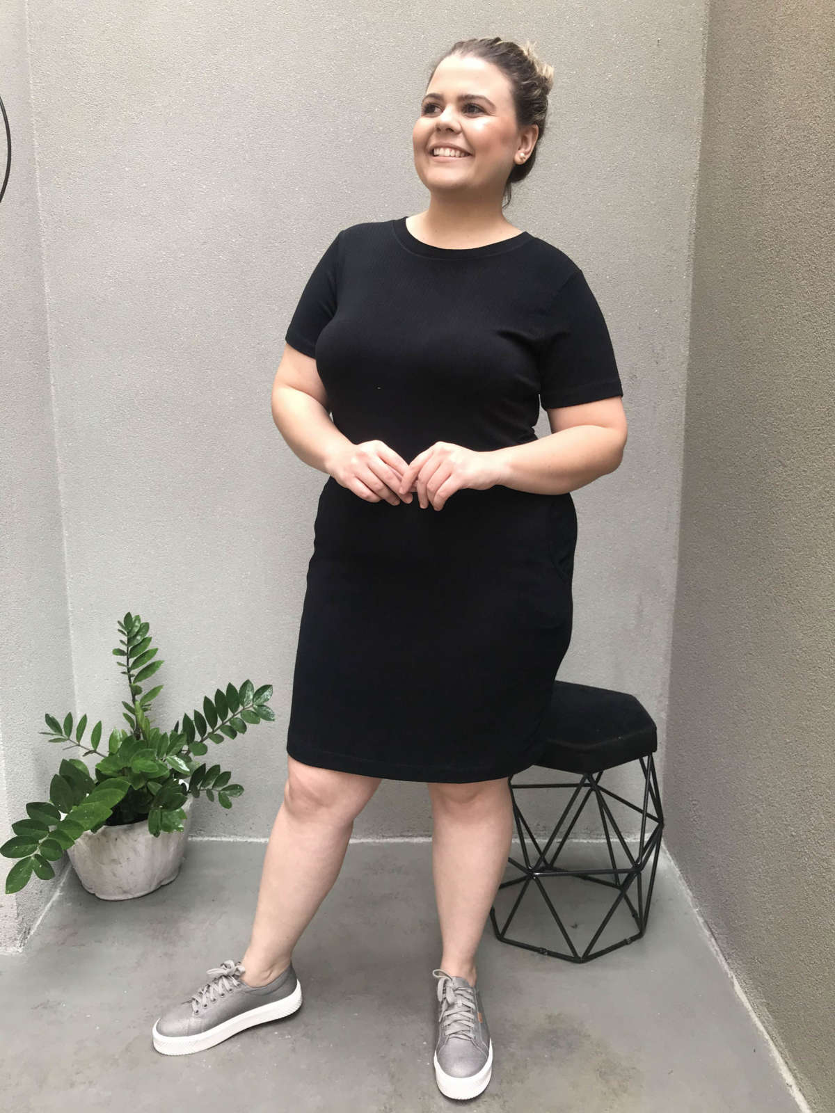 vestido preto de malha plus size