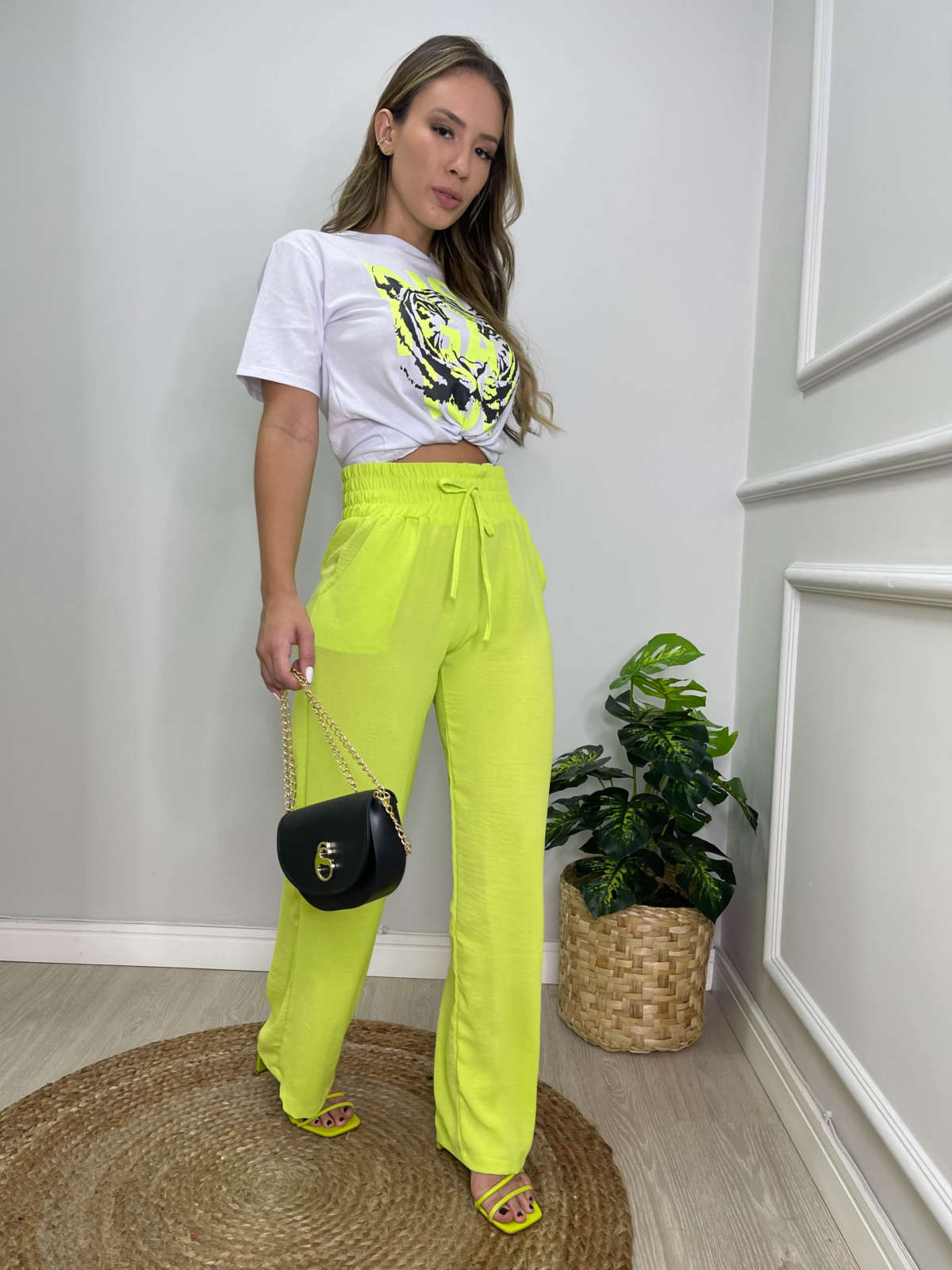 Calça verde com blusa hot sale branca