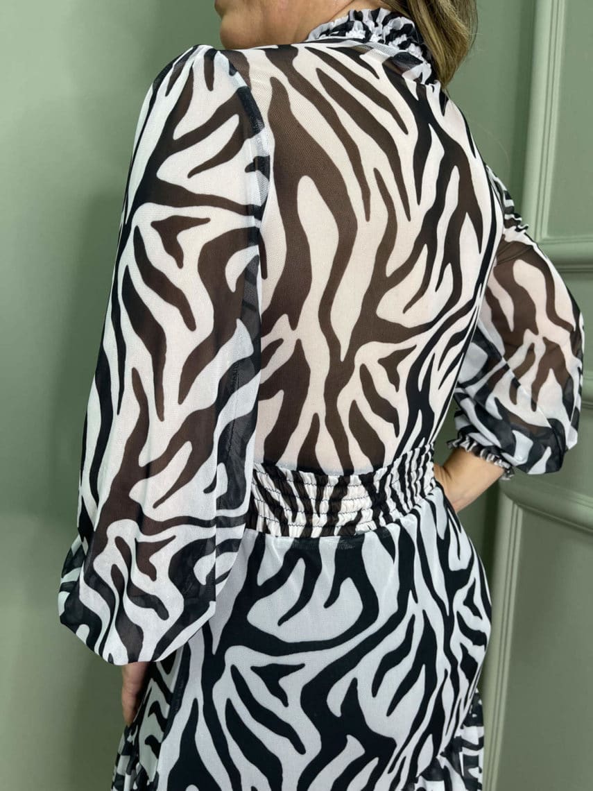 lavinnystore vestido curto tule manga longa gola alta babados zebra preto e branco 2