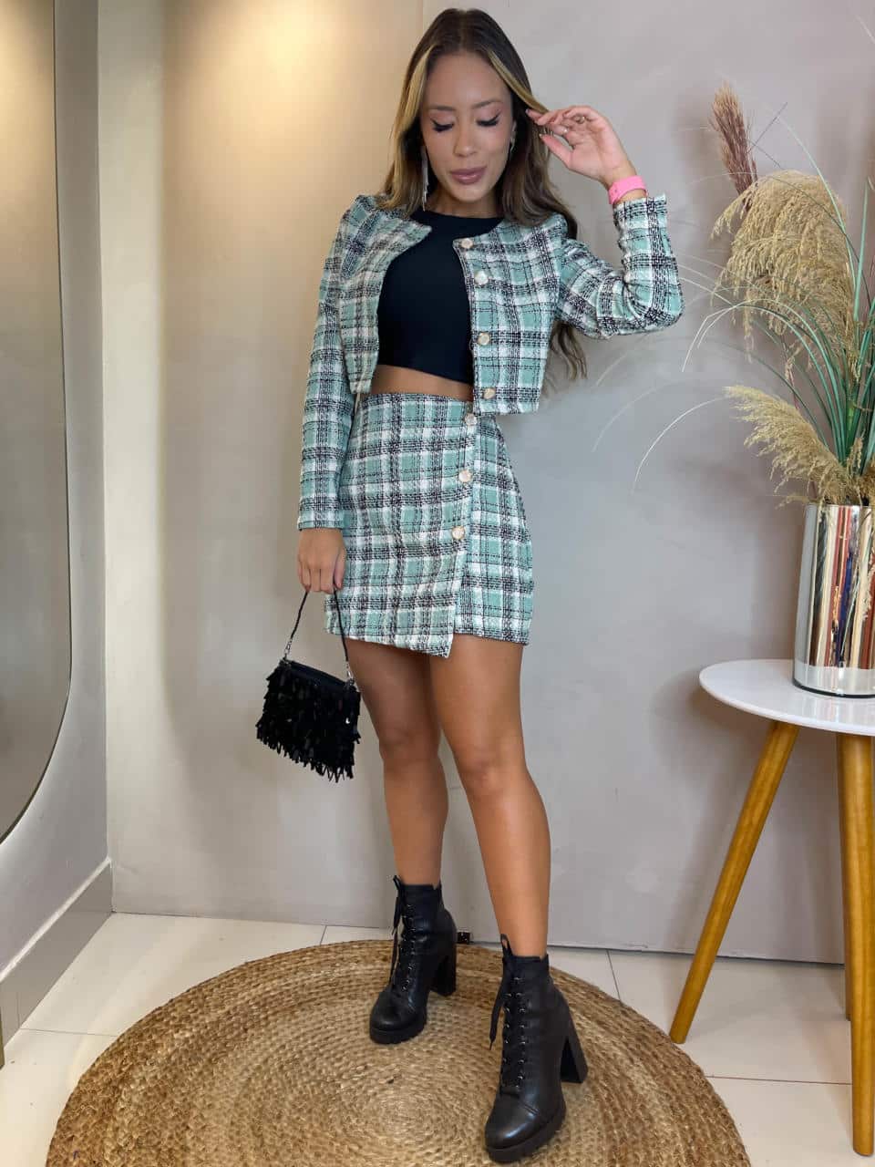 Vestido xadrez Tweed azul com camisa e bota in 2023