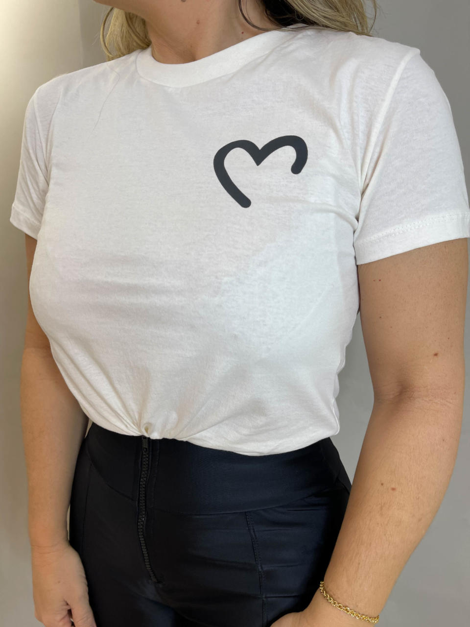 T-shirt manguinha gola redonda love corações nude & off white