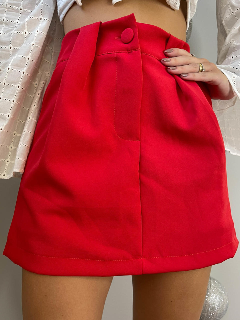 Short saia alfaiataria pregas passantes botão vermelho – Lavinny Store