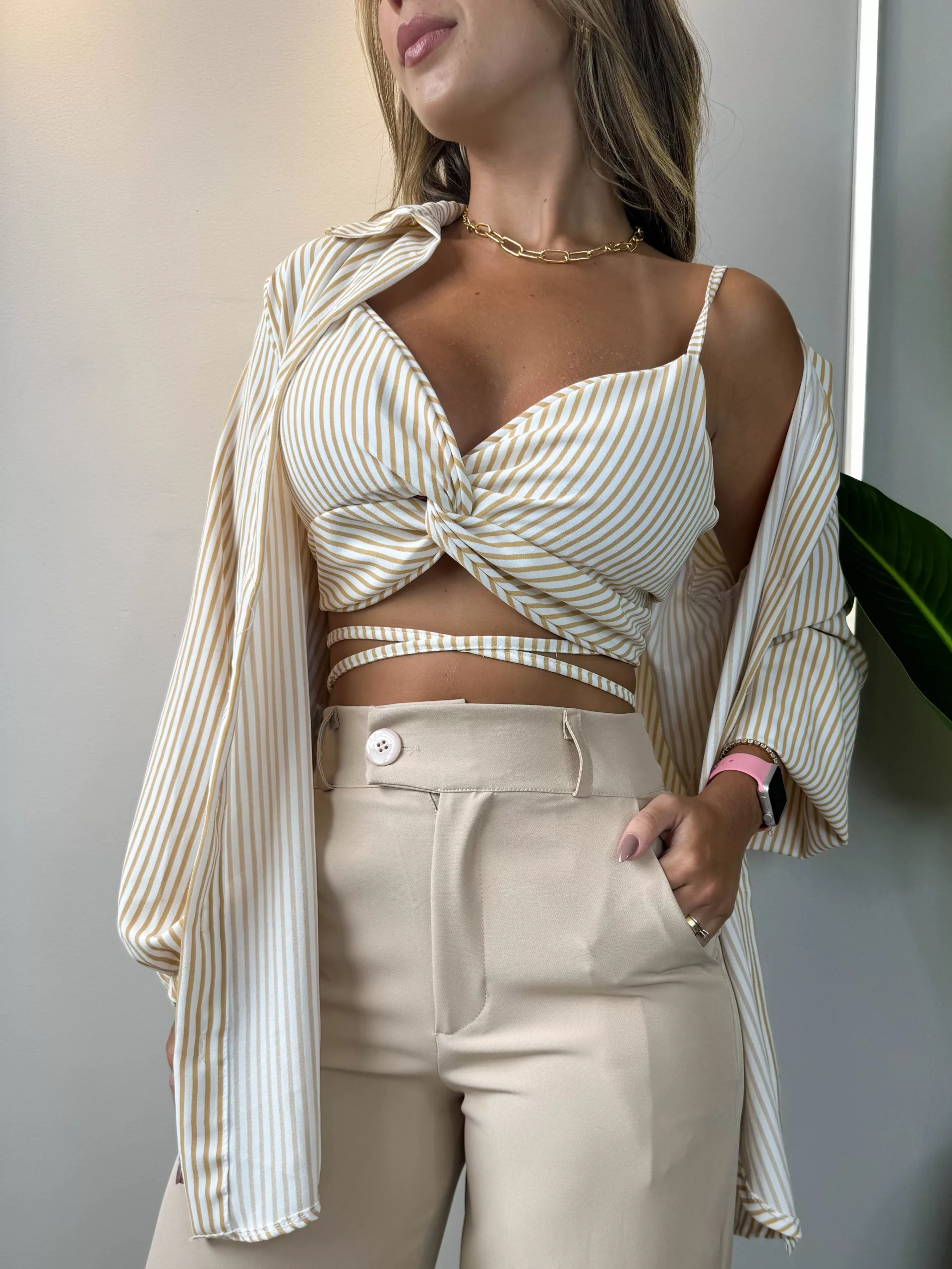 Conjunto cropped torcao amarracao e chemise manga longa listras nude branco Lavinny Store