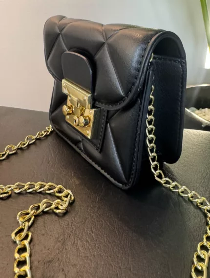 Bolsa mini preta couro ecológico fecho cadeado alça corrente dourada - Lavinny Store