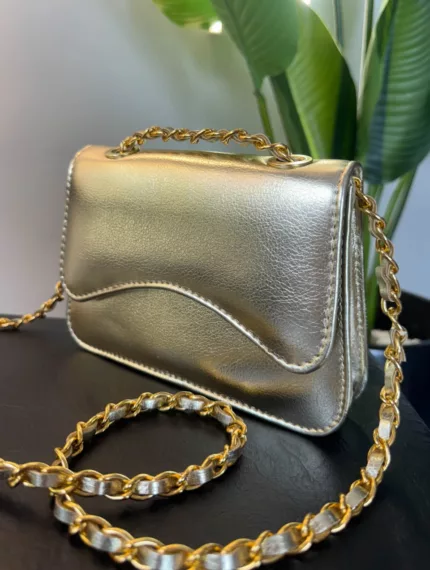 Bolsa pequena retangular recorte alça corrente metalizada dourada - Lavinny Store