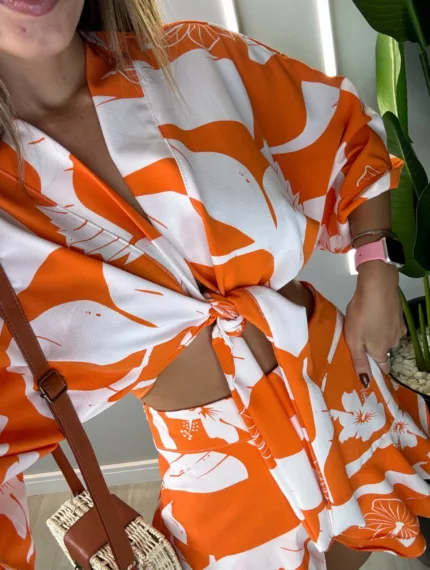 Conjunto cropped manga flare amarração e short saia babados floral laranja & off white - Lavinny Store