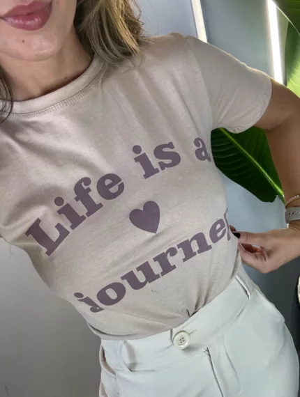 T-shirt manguinha gola redonda life is a journey nude - Lavinny Store