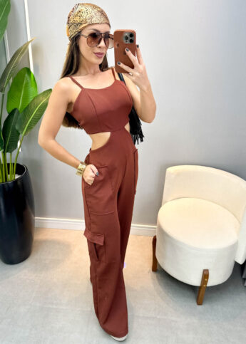 Macacão alfaiataria karolina wide leg cargo alcinhas transpassadas vazado marrom - Lavinny Store