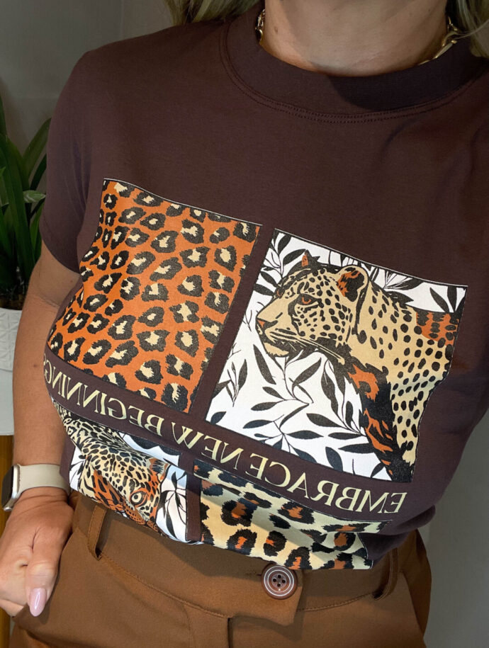T-shirt manguinha gola redonda estampa embrace new begginings animal print marrom café - Lavinny Store